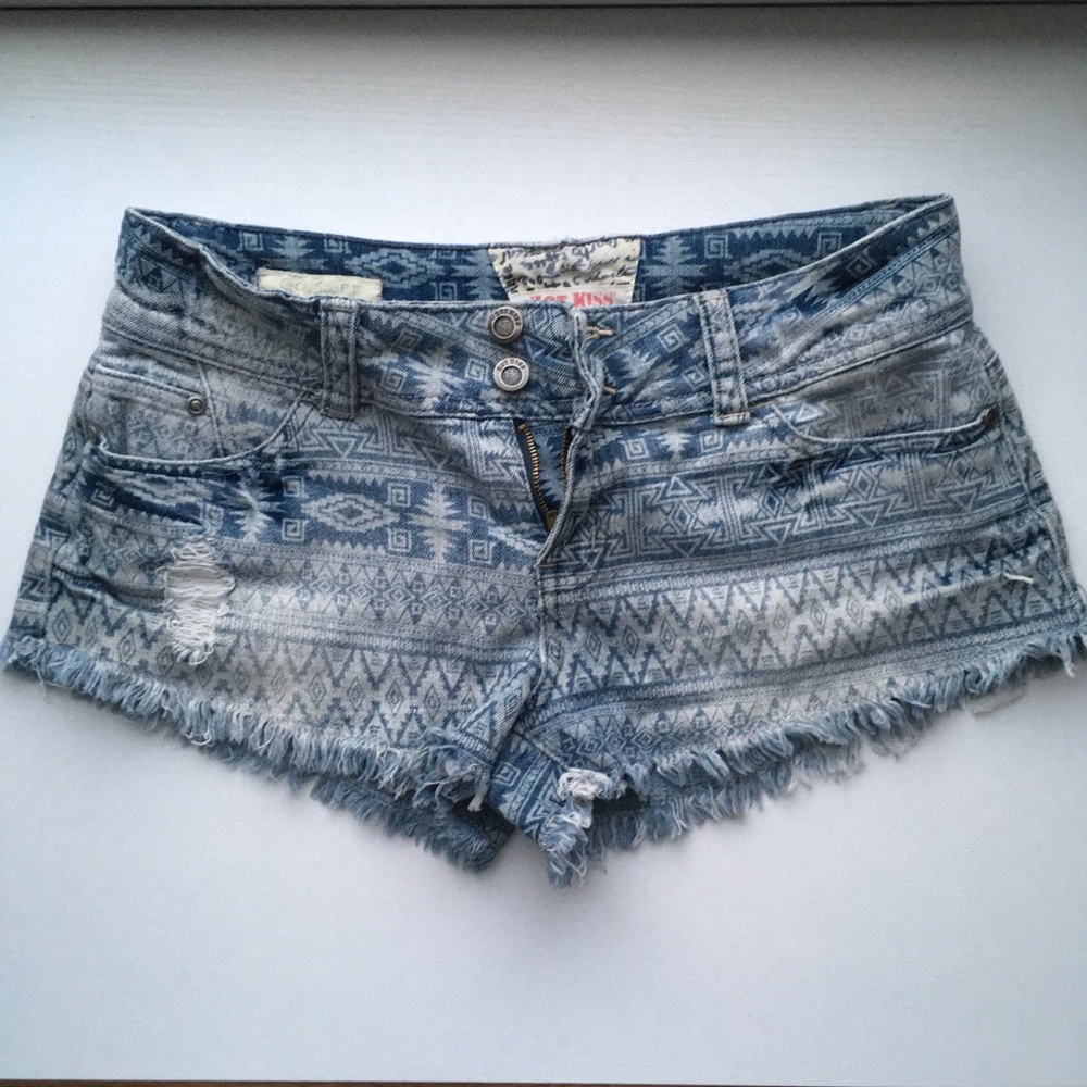 Tribal Diamond Light Wash Denim Shorts Frayed Jean